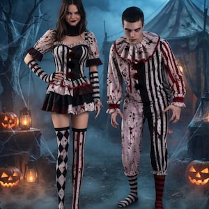 Può includere: Due costumi da clown in tessuto bianco con strisce verticali nere e rosse e schizzi di sangue. Il primo include un top in stile corsetto, un colletto a balze e calze spaiate. Il secondo presenta una maglia a maniche lunghe e pantaloni.