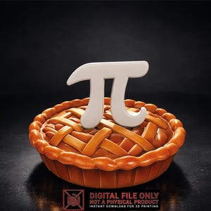 Op de afbeelding: Een 3D-geproduceerde taart met een roosterkorst, in bruin- en oranje tinten, bekroond met een wit "π"-symbool. De afbeelding staat tegen een donkere achtergrond. De tekst "DIGITAL FILE ONLY NOT A PHYSICAL PRODUCT INSTANT DOWNLOAD FOR 3D PRINTING" staat onderaan.