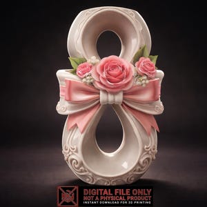 Könnte beinhalten: Eine weiße Keramikskulptur in Form der Zahl Acht, verziert mit rosa Rosen, grünen Blättern und einer rosa Schleife. Die Skulptur hat ein verziertes Design und ist vor einem dunklen Hintergrund platziert.