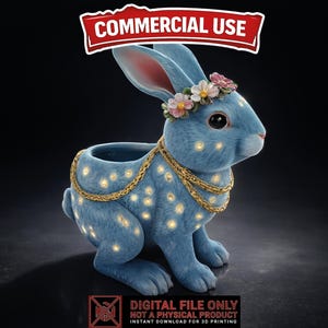 Puede incluir: Una maceta con forma de conejo azul claro con una corona floral y un collar de cadena dorada. El conejo tiene detalles de puntos brillantes y una parte superior ahuecada para plantar. La imagen incluye texto que dice "COMMERCIAL USE" y "DIGITAL FILE ONLY NOT A PHYSICAL PRODUCT INSTANT DOWNLOAD FOR 3D PRINTING".