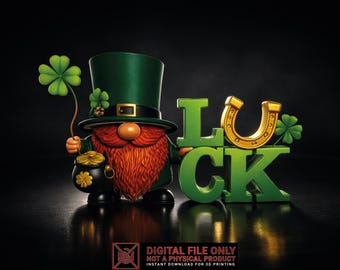Puede incluir: Ilustración digital de un duende sosteniendo un trébol de cuatro hojas y una olla de oro. La palabra "LUCK" se muestra en letras verdes con una herradura dorada. El duende lleva un sombrero y abrigo verdes con barba naranja. Fondo oscuro.