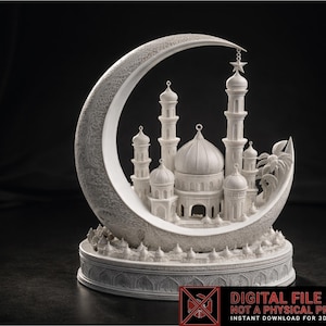 Può includere: Una scultura bianca e dettagliata di una moschea all'interno di una luna crescente. Il design include minareti, cupole e motivi decorativi. Una stella pende dalla punta della luna. La base ha un bordo dettagliato. Il testo: DIGITAL FILE ONLY.