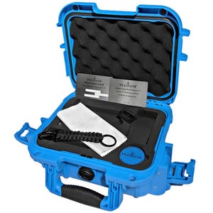 K&ouml;nnte beinhalten: Eine leuchtend blaue, offene, wasserdichte Box mit schwarzer Schaumstoffpolsterung. Darin befinden sich ein schwarzes und graues Uhrenarmband, ein wei&szlig;es Reinigungstuch und zwei Garantiekarte. Auf der Box ist der Markenname "OCEANEVA" zu sehen.