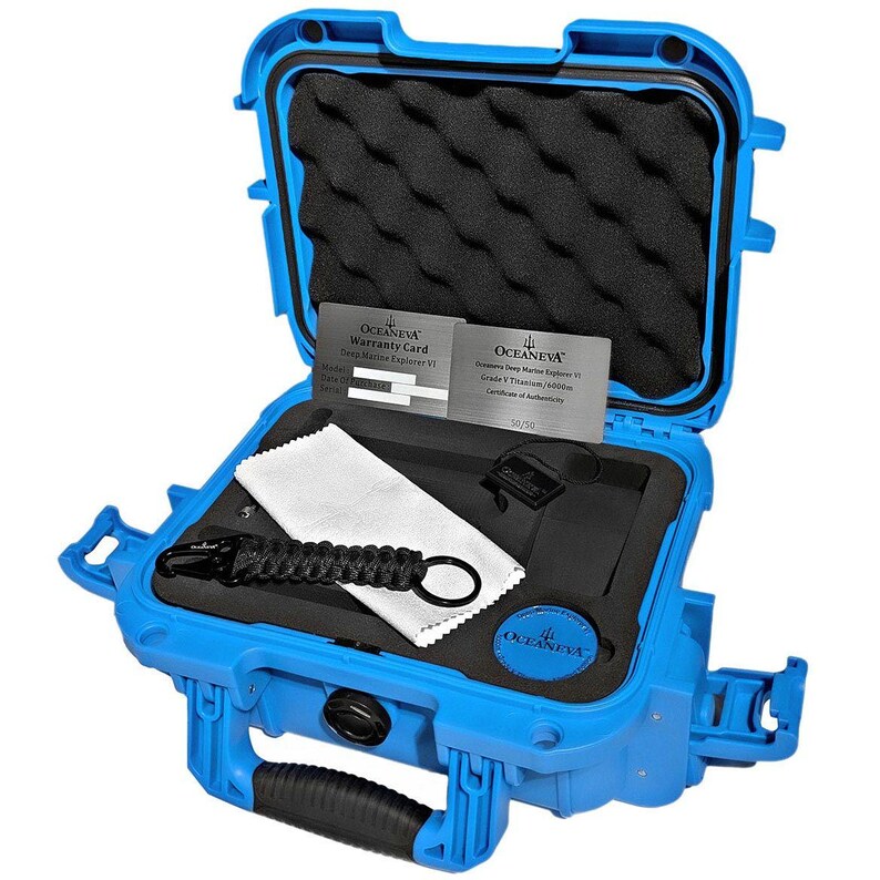 K&ouml;nnte beinhalten: Eine leuchtend blaue, offene, wasserdichte Box mit schwarzer Schaumstoffpolsterung. Darin befinden sich ein schwarzes und graues Uhrenarmband, ein wei&szlig;es Reinigungstuch und zwei Garantiekarte. Auf der Box ist der Markenname "OCEANEVA" zu sehen.