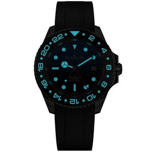 K&ouml;nnte beinhalten: Schwarze Armbanduhr mit schwarzem Armband und schwarzem Zifferblatt. Das Zifferblatt hat leuchtende blaue Markierungen und Zeiger, wobei die Marke "OCEANEVA" sichtbar ist. Die L&uuml;nette hat wei&szlig;e Ziffern. Die Uhr ist f&uuml;r den professionellen Einsatz konzipiert.