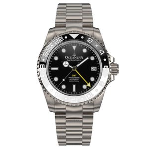 Peut inclure: Une montre-bracelet en acier inoxydable avec un cadran noir et une lunette blanche et argentée. La montre comporte un affichage de la date, des aiguilles lumineuses et le texte "OCEANEVA Deep Marine Explorer". Le bracelet est en acier inoxydable.