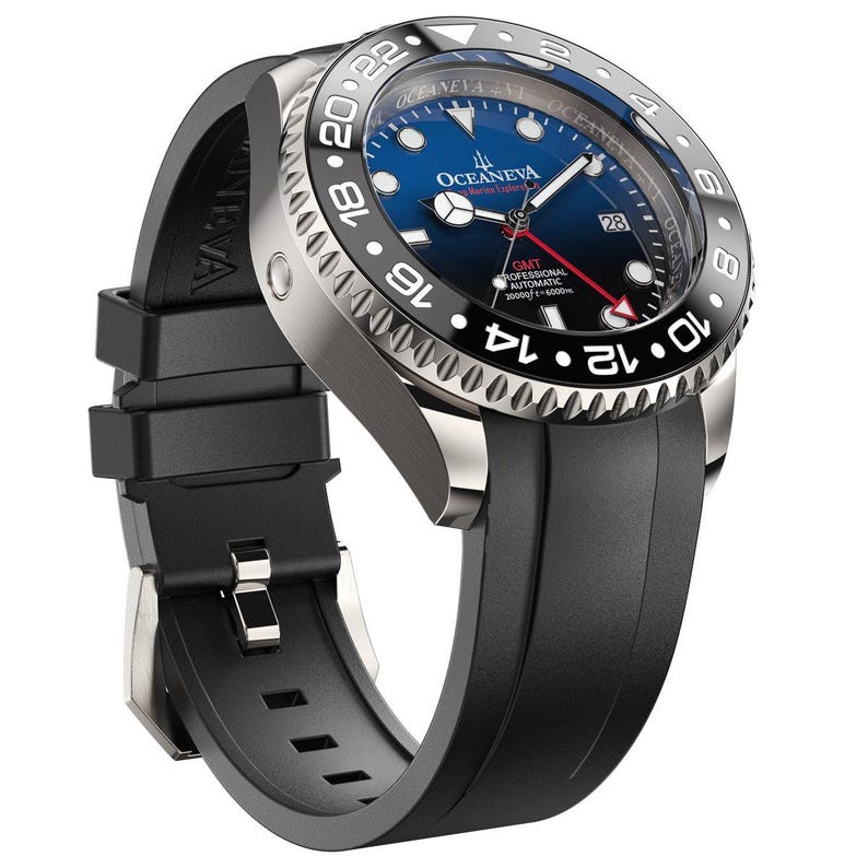 K&ouml;nnte beinhalten: Eine Oceaneva GMT Professional Automatic Uhr aus Edelstahl mit schwarzer L&uuml;nette und blauem Zifferblatt. Die Uhr hat ein schwarzes Kautschukarmband und eine Datumsanzeige bei 3 Uhr. Wasserdicht bis 600 m.