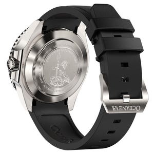 K&ouml;nnte beinhalten: Eine Edelstahl-Uhr mit einem schwarzen Kautschukarmband. Das Zifferblatt zeigt den Text "DEEP MARINE EXPLORER" und eine Grafik einer Figur mit einem Dreizack. Das Armband hat eine silberne Schnalle mit dem Markennamen "OCEANEVA".