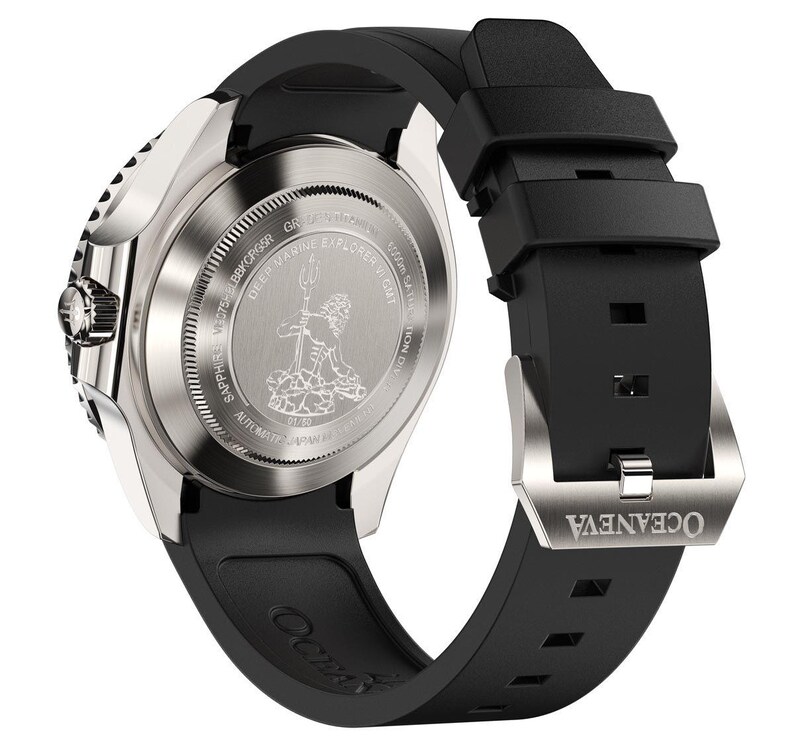 K&ouml;nnte beinhalten: Eine Edelstahl-Uhr mit einem schwarzen Kautschukarmband. Das Zifferblatt zeigt den Text "DEEP MARINE EXPLORER" und eine Grafik einer Figur mit einem Dreizack. Das Armband hat eine silberne Schnalle mit dem Markennamen "OCEANEVA".