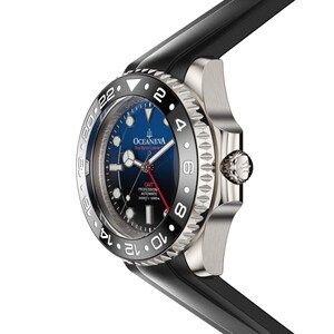 K&ouml;nnte beinhalten: Nahaufnahme einer Oceaneva-Uhr aus Edelstahl mit schwarzer L&uuml;nette und blauem Zifferblatt. Die Uhr hat ein schwarzes Kautschukarmband. Das Zifferblatt zeigt die Uhrzeit und das Oceaneva-Logo.
