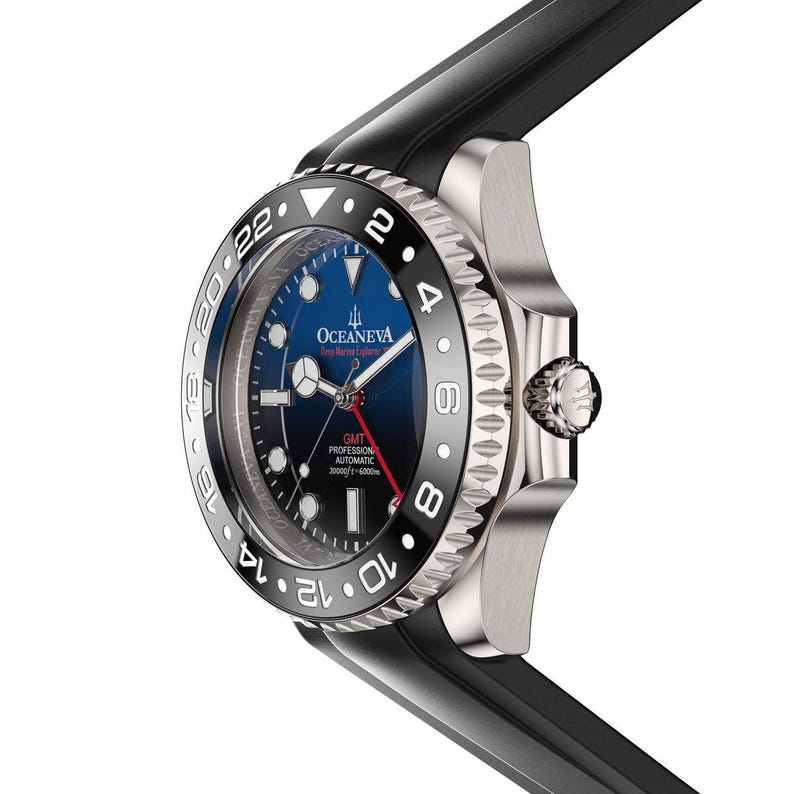 K&ouml;nnte beinhalten: Nahaufnahme einer Oceaneva-Uhr aus Edelstahl mit schwarzer L&uuml;nette und blauem Zifferblatt. Die Uhr hat ein schwarzes Kautschukarmband. Das Zifferblatt zeigt die Uhrzeit und das Oceaneva-Logo.