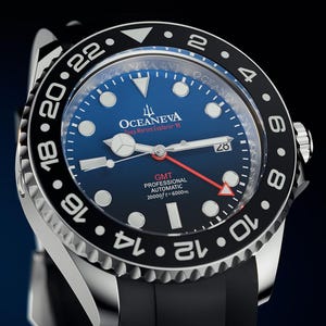 K&ouml;nnte beinhalten: Eine Oceaneva Deep Marine Explorer VI-Uhr aus Edelstahl mit schwarzer L&uuml;nette und blauem Zifferblatt. Die Uhr verf&uuml;gt &uuml;ber wei&szlig;e Stundenmarkierungen, ein Datumsfenster und einen roten Sekundenzeiger. Sie hat ein schwarzes Kautschukarmband. Der Text auf dem Zifferblatt lautet "GMT PROFESSIONAL AUTOMATIC 20000ft = 6000m".