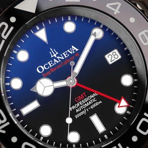 K&ouml;nnte beinhalten: Nahaufnahme einer schwarzen und blauen Oceaneva Deep Marine Explorer VI Uhr. Das Zifferblatt der Uhr hat wei&szlig;e Zeiger und Markierungen, ein Datumsfenster und den Text "GMT PROFESSIONAL AUTOMATIC 20000ft=6000m". Die L&uuml;nette hat wei&szlig;e Ziffern.