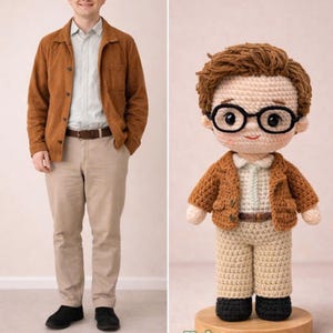 Könnte beinhalten: Häkelpuppe eines Mannes mit Brille, brauner Jacke, hellblauem Hemd und khakifarbener Hose. Die Puppe steht auf einem Holzsockel. Der Text "Custom Doll" und "Xuka Crochet" sind sichtbar.