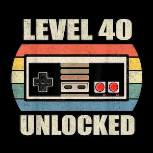 Peut inclure: Graphique de style rétro sur fond noir avec une manette de jeu et le texte "LEVEL 40 UNLOCKED". La manette est placée dans un ovale rayé rouge, orange, jaune et bleu. Le texte est dans une police vintage vieillie.