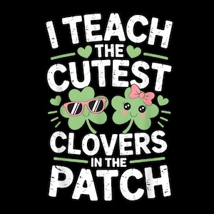 Peut inclure: Graphique noir avec le texte "I TEACH THE CUTEST CLOVERS IN THE PATCH". Le design présente deux trèfles de dessins animés, l'un avec des lunettes de soleil et l'autre avec un nœud rose. Le texte et les graphiques sont en blanc et vert.