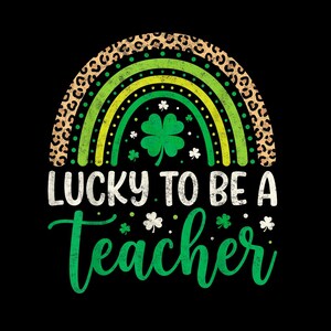 Peut inclure: Sur fond noir, une illustration pour la Saint-Patrick avec un arc-en-ciel à imprimé léopard, des rayures vertes et jaunes, et un trèfle à quatre feuilles. Le texte dit "LUCKY TO BE A Teacher" en blanc et vert.
