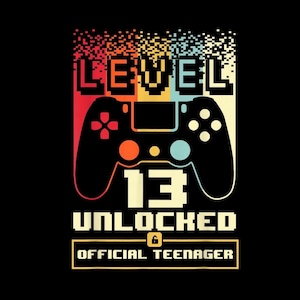 Peut inclure: Graphisme noir sur le thème rétro des jeux vidéo. Le design présente un texte pixélisé « LEVEL » et « 13 UNLOCKED OFFICIAL TEENAGER », ainsi qu'une illustration de manette de jeu. La palette de couleurs comprend le rouge, l'orange, le jaune et le bleu.