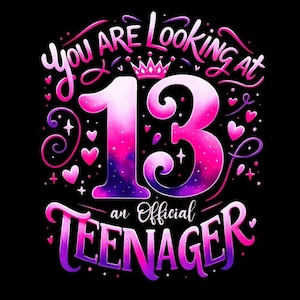 以下が含まれることがあります： 黒い背景に「YOU ARE Looking AT 13 an Official TEENAGER」というテキストが描かれたグラフィックデザイン。数字の13はピンクと紫で、その上に王冠があります。ハートと星がテキストの周りに散らばっています。
