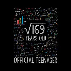 Könnte beinhalten: Schwarzes Grafikdesign mit mathematischen Gleichungen und dem Text "√169 YEARS OLD OFFICIAL TEENAGER" in Weiß. Das Design enthält ein Quadratwurzelsymbol und verschiedene Formeln mit farbigen Elementen.