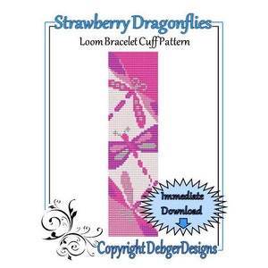 Könnte beinhalten: Ein Webarmband-Manschettenmuster mit einem rosa-weißen Design mit Libellen. Das Muster heißt "Strawberry Dragonflies" und enthält den Text "Loom Bracelet Cuff Pattern" und "Copyright DebgerDesigns".