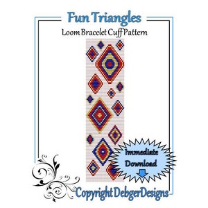 Könnte beinhalten: Ein digitales Download-Muster für eine Web-Armbanduhr mit einem geometrischen Design aus roten, blauen, gelben und weißen Dreiecken. Das Muster trägt den Titel "Fun Triangles" und enthält den Text "Loom Bracelet Cuff Pattern" und "Sofortiger Download".