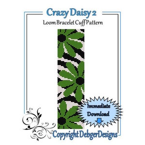 Könnte beinhalten: Ein digitales Download-Muster für eine Web-Armbandmanschette mit einem grünen und schwarzen Gänseblümchen-Design. Das Muster trägt den Titel "Crazy Daisy 2" und enthält den Text "Loom Bracelet Cuff Pattern" und "Copyright DebgerDesigns".