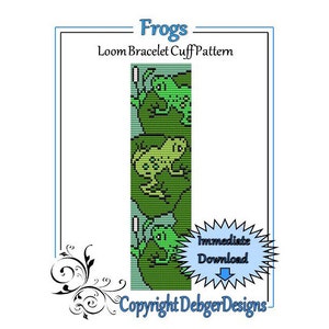 Könnte beinhalten: Ein Web-Armband-Manschettenmuster mit grünen Fröschen auf grünem und blauem Hintergrund. Das Muster trägt den Titel "Frogs" und enthält den Text "Loom Bracelet Cuff Pattern" und "Sofortiger Download". Der Copyright-Text lautet "Copyright DebbgerDesigns".