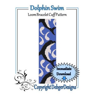 Könnte beinhalten: Ein Webarmband-Manschettenmuster mit einem sich wiederholenden Muster von Delfinen, die in einem blauen und weißen Muster schwimmen. Das Muster trägt den Titel "Dolphin Swim" und enthält den Text "Loom Bracelet Cuff Pattern" und "Copyright DebgerDesigns".