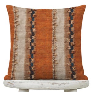 KUBA KIVU ピローケース、ヘシアンステッチ、バーントオレンジのクッションカバー — ヘリテージラフィアモチーフのユーロシャムアクセントピロー