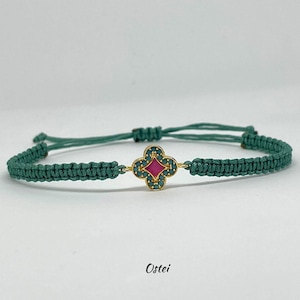 Pulsera de macramé con trébol de cuatro hojas: joya ajustable con amuleto de la suerte.
