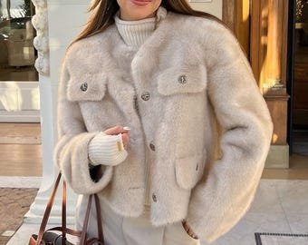 Veste en fausse fourrure crème pour femme, manteau court en fourrure ivoire, veste d'hiver moelleuse, vêtement d'extérieur élégant et luxueux, manteau style vieille fortune