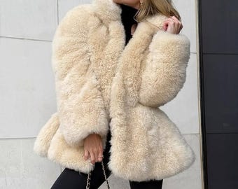 Veste en peau lainée crème, manteau oversize en fausse fourrure, manteau d'hiver pour femme, veste duveteuse et confortable, vêtement d'extérieur beige neutre, cadeau chaleureux