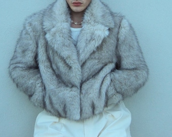 Veste en fausse fourrure grise, manteau court style années 2000, veste d'hiver d'inspiration vintage, style fourrure synthétique douce, streetwear années 2000, pièce tendance.