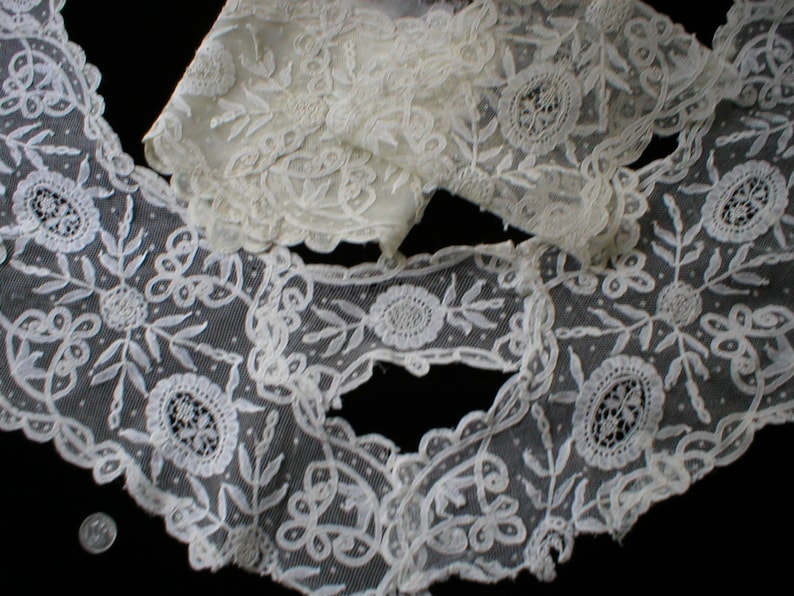 Antique Bobbin Lace Collar and Cuffs ~ Lace Medallions~ Mid 19th Century