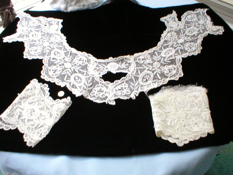 Antique Bobbin Lace Collar and Cuffs ~ Lace Medallions~ Mid 19th Century