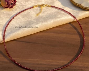 Delicado collar de granate rojo, cuentas de granate facetadas de 2 mm, joyería de cristal minimalista.