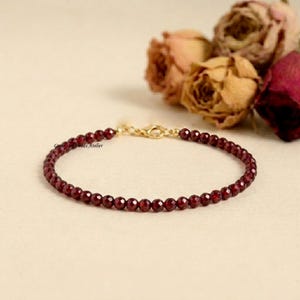 Braccialetto delicato con granato rosso - Perle di granato autentico da 3 mm - Braccialetto minimalista da indossare sopra altri bracciali, regalo perfetto per chi è nato a gennaio.