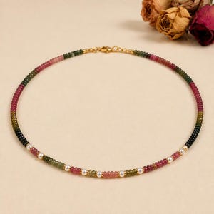 Collar de perlas y turmalinas naturales multicolores, gargantilla de cuentas de turmalina arcoíris facetadas, collar de capas estilo bohemio hecho a mano, regalo para ella.