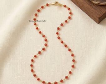 Delicata collana in corallo rosso, perle di corallo rosso autentico da 4 mm, argento placcato oro 14 carati, collana con perline sottili, collana da indossare a strati, regalo per lei.