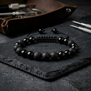 Pulsera ajustable de ónix negro y piedra volcánica, joyería de protección masculina, regalo para él.