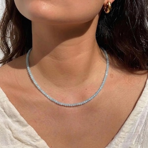 Gargantilla minimalista con pequeñas cuentas de aguamarina, collar de cuentas de piedra preciosa azul natural de 3 mm, regalo de joyería curativa.