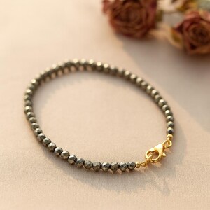 Elegant armband med pyritpärlor, 3 mm mikrofacetterade runda pyritpärlor, minimalistiskt lager-på-lager-armband, läkande, skyddande och lugnande armband.
