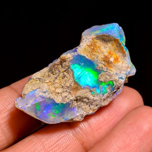 Opale, pierre brute d'opale de feu, opale sèche naturelle 37 x 18 x 16 mm pour la fabrication de bijoux, opale Welo brute, opale d'Éthiopie, 40,50 carats.