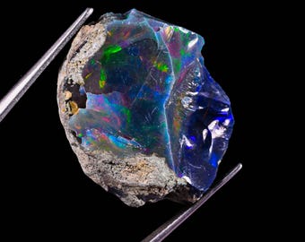 天然エチオピア産オパール原石：27カラットのブルーファイアクリスタル