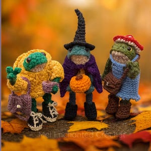 Puede incluir: Imagen de tres trajes de rana de ganchillo para Pebble the Pocket Frog. Los trajes incluyen un abrigo amarillo, un disfraz de bruja y un vestido con peto azul. La imagen tiene texto que dice "Fall Outfits" y "3 Outfits - 11 Items".