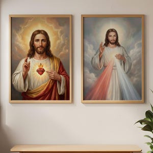 Può includere: Due ritratti religiosi incorniciati. Il ritratto a sinistra raffigura una figura con un cuore splendente, mentre quello a destra mostra una figura con raggi di luce. Entrambi sono ambientati su uno sfondo di nuvole e luce, con una panca di legno sottostante.