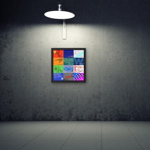 Può includere: Un'opera d'arte incorniciata con una griglia di loghi e disegni colorati. L'opera è appesa a un muro di cemento, illuminata da una singola luce dall'alto. I loghi includono un emblema Ferrari, un logo Red Bull e un logo Wikipedia.