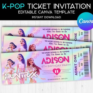 Może przedstawiać: Stos zaproszeń na bilety K-Pop z holograficznym wzorem. Bilety zawierają ilustracje animowanych postaci i tekst "ADISON 6TH BIRTHDAY PARTY". Szablon Canva jest dostępny do natychmiastowego pobrania.