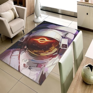 Può includere: Tappeto rettangolare con design a casco da astronauta e buco nero. Il tappeto presenta uno schema di colori bianco, viola e nero. Adatto per soggiorno o camera da letto, misura circa 150 cm x 90 cm.